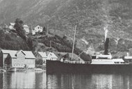 Den fyrste grenda ein kjem til på veg inn fjorden er Dyrdal. Etter stor felles innsats kunne grenda den 1. mai 1926 opne eigen kai. Her er Kommandøren på veg inn til kaien i Dyrdal.