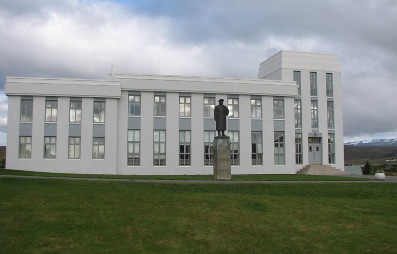 Snorre-monumentet på Reykholt framfor skulebygning oppført kort tid før avdukinga.