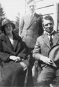 Foto av Gustav Indrebø frå bondeungdomslagsstemna i 1930 i Fana, med kona Astrid til venstre og formannen i bondeungdomslaget i Bergen, Klaus Vabø bak. Gustav Indrebø heldt tale på stemna.