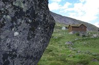 BED OG ARBEID - bibelordet innhogge i steinen ved stølshusa i Nordalen.