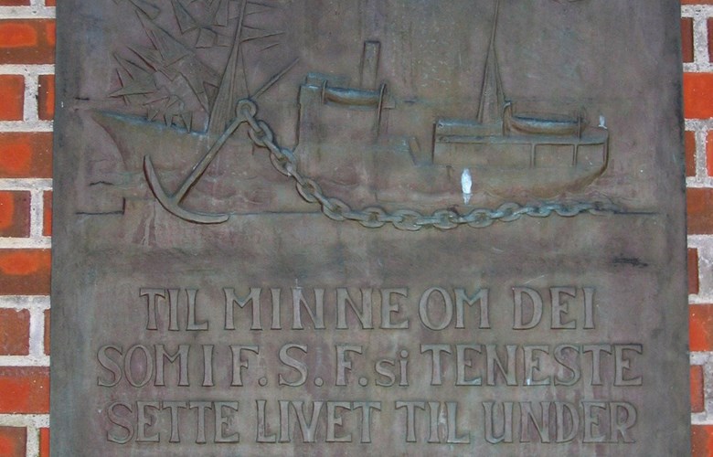 Minnesmerke over falne hjå Fylkesbaatane i krigsåra 1940-1945.