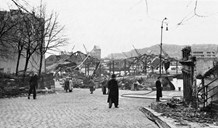 Patenebryggja og Nykirkekaiane etter eksplosjonsulukka på hamna i Bergen 20. april 1944. Den nederlandske lastebåten "Voorbode" kom inn på hamna lasta med "stykkgods" vart det sagt. "Stykkgodset" var i røynda 120 tonn dynamitt på veg til Kirkenes. Kl. 08.40 eksploderte lasta med eit brak som høyrdest over heile byen. Nils Aadland og Albert Hjertholm døydde. Kontorfunskjonær Elisa Moss vart blind då ho vart truffen av glassplintar. I alt miste rundt 150 menneske livet i eksplosjonskatastrofen 20. april 1944. Dei materielle skadene var enorme.