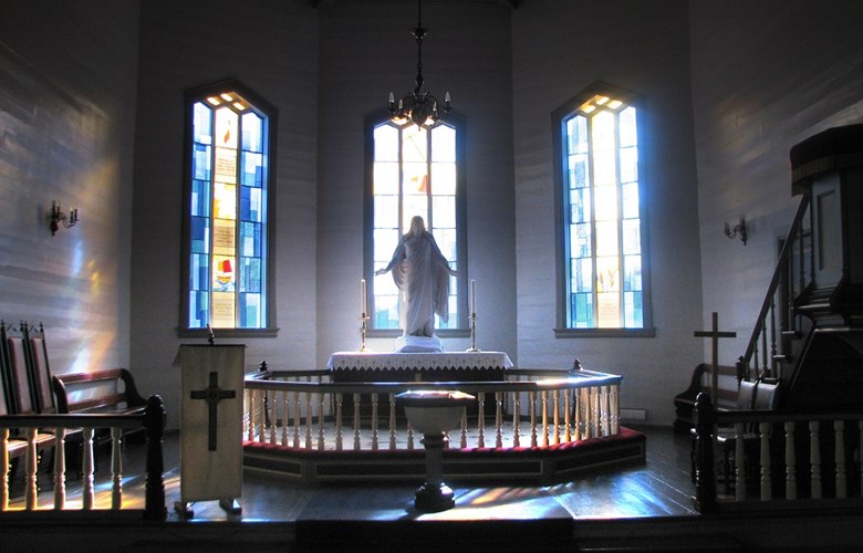 Thorvaldsens Kristusfigur på altaret i Florø kyrkje.