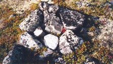 På Vetanosi var bålet lagt opp mot ein liten steinvarde. Ein nedgrodd steinring kan ha vore støtte for veden. G. F. Heiberg skriv i 1912 at det rundt kjernen låg restar av fire tømmerstokkar som var nava saman for å halda stokkane i bålet. Treverket er rotna vekk, men steinar kan tyde på at ramma var vel 3 m x 3 m.