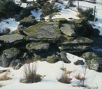 Ei brei og ei smal steinhelle dannar bruflate på stølskloppa i Ønadalen.