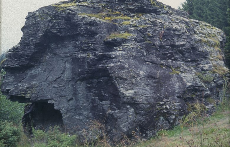 Stølssteinen ved riksveg 607 i Ønadalen, 2 ½ km nord for Salbu vegkross. I 1990 etterkom Statens Vegvesen eit ynskje frå bygdefolk om at steinen ikkje måtte sprengjast i samband med vegutvidinga i dalen.