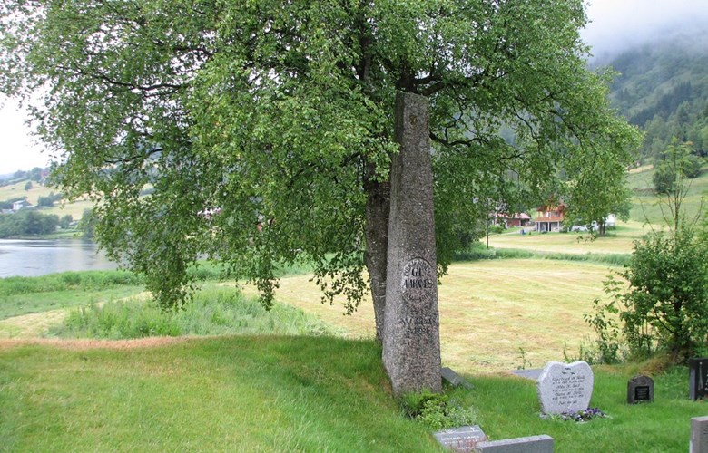 Minnesteinen over lærar og klokkar Gjert Aarnæs på kyrkjegarden ved kyrkja i Viksdalen. Steinen står på grava hans, heilt vest på kyrkjegarden.