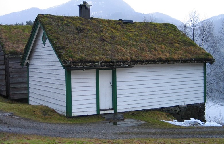 Skulehuset frå Guddal på Sunnfjord Museum 2007. Huset hadde tre rom, - gang og lærarrom inn frå inngangsdøra, skulestove i andre enden, med to vindauga på tverrveggen og glasljore i taket.