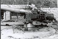 Biletet er teke like etter skyteulukka 28. juni 1941, og viser den "Tordenskjold"-kanonen som var årsak til ulukka. Vi ser granater og hylser med drivladning ligge slengt rundt i stillinga, og bak på kanonen heng den øydelagde hylsa delvis ute av kammeret.