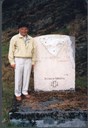 Etter skyteulukka 28. juni 1941 sette tyskarane opp denne minnestøtta på Nesje. Biletet er frå 1997, og ved støtta står Werner Hohensee som i 1941 var tysk soldat på Nesje. Støtta står framleis på Nesje, og dei omkomne er gravlagde på Solheim kyrkjegard i Bergen.
