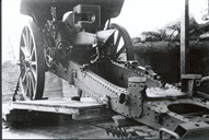 Våren 1941 bygde tyskarane eit kystfort til i bakkane ovanfor garden på Nesje. Biletet viser ein av dei fire 10 cm kanonane som var hovedskytset i dette batteriet.