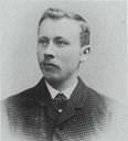 Andreas R. Svarstad. (f. 1870). Skipa Indvikens Uldspinderi saman med Wald P. Skaaden. I 1912 selde han sin part til Skaaden og kjøpte Gudbrandsdalens Uldvarefabrik på Lillehammer.