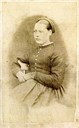 Jente med "rogger", kanskje konfirmant, truleg frå Lærdal. Denne måten å setja opp håret på var den vanlege for ugifte kvinner i Sogn på 1800-talet. Foto ukjent.