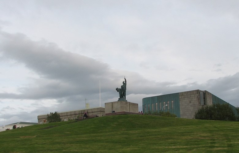 Ingolv Arnarson-minnesmerket på Arnarholt i Reykjavik. Bygningane i bakgrunnen høyrer til universitetet.