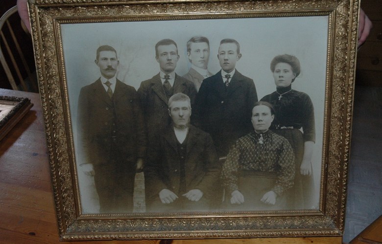 Anders Fosnes (fødd 1850) og kona Marie (fødd 1852) og dei fem borna deira. Bernt er nr. 3, men han var reist til Amerika då biletet vart teke. Fotografen har "limt" han inn.