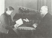 Marie og Matias Orheim. Ho les, han sit med skrivemaskinen.