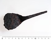 Fragment av steikepanne funne på Ytre Moa. Den har ei generell datering til jarnalder/mellomalder.  (Foto: Fylkesarkivet).