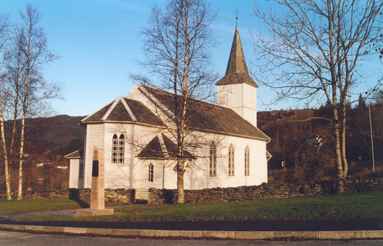 Hyllestad kyrkje frå 1880 med hovudinngangen mot aust.