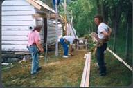 Ein dugnadsgjeng med Torleif Hauken, Agnar Refsnes og Asbjørn Høydal  er i gang med å skifta tak sommaren 1998.