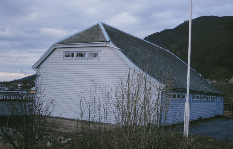 Ungdomshuset Vonheim i Sørbøvåg, slik det ser ut etter ombygginga i 1972. Huset stod ferdig i 1933. Byggmeister  då var den lokale entreprenøren Andreas Gjertsen. Huset er 20 m langt og 12,5 m breitt medrekna tilbygget mot vegen.