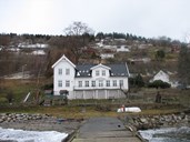 Fylkesmannsgarden på Nybø. Her budde fylkesmannen i Sogn og Fjordane i åra 1862-1971. Leikanger kommune tok over eigedomen. I 2008 held ein barnehage til i hovudbygningen.