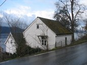 Dette huset var i mange år fylkesmannen sitt kontor, fylkeskontoret. Hausten 1939 flytte Fylkesmannen inn i Leikanger kommune sitt nybygde tinghus, seinare kalla Tinghus 1.