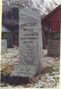 Minnesteinen på grava til fylkesmann Hans Seip i Fjærland, avduka i 1949 i samband med fylkestingsseta. "Fylket reiste steinen", står det på baksida.