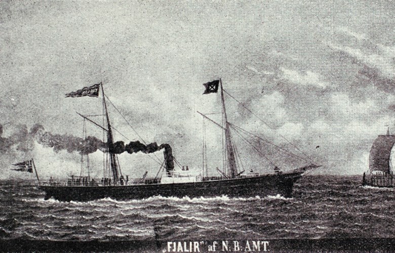Jekt og dampskip på fjorden. "FJALIR" af N.B. AMT" (Nordre Bergenhus Amt). "Framnæs" og "Fjalir" var dei to første skipa til Fylkesbaatane i Sogn og Fjordane, begge vart bygde i 1858.