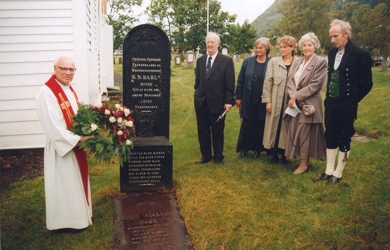 Eid kyrkje var 150 år i 1999. Under jubileumsgudstenesta vart det lagt ned krans på grava til presten Niels Nielsen Dahl, sokneprest i Eid to år, frå 1852 til 1854.