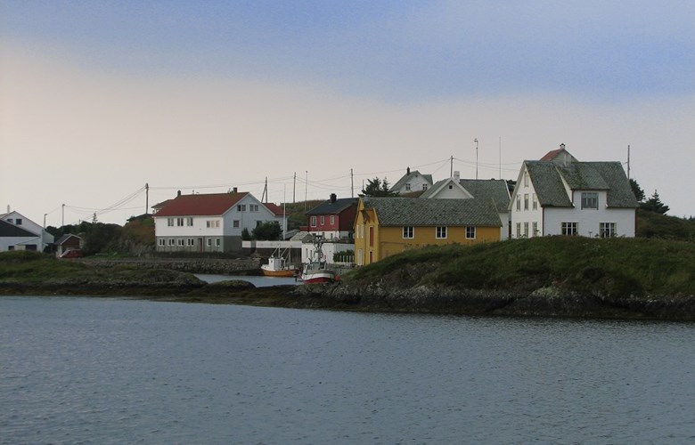 Frå øysamfunnet Bulandet-Værlandet der fiske til alle tider har vore den viktigaste næringsvegen. Det kvite huset midt på biletet er samlingshuset Fiskarheimen.