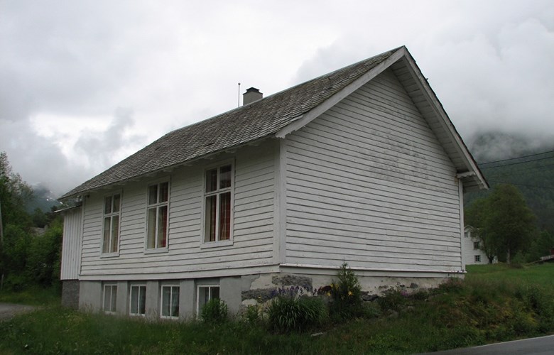Forsamlingshuset (bedehuset) i Haukedalen, bygt 1912/1913. I 1957 vart det hengt opp eit bilete av lærar Sigurd Nesse. Han var lærar i bygda i åra 1873-1877.