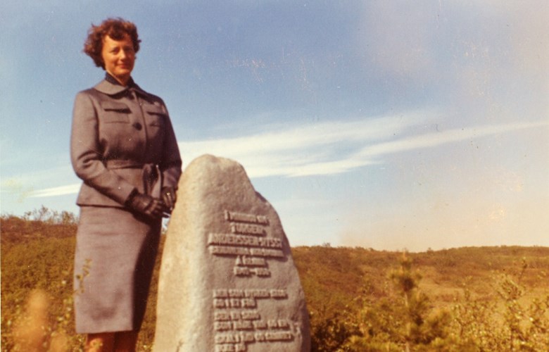 Rannveig, dotter til Torgeir Anderssen-Rysst,  ved minnesteinen over faren under avdukinga, 6. juni 1961.