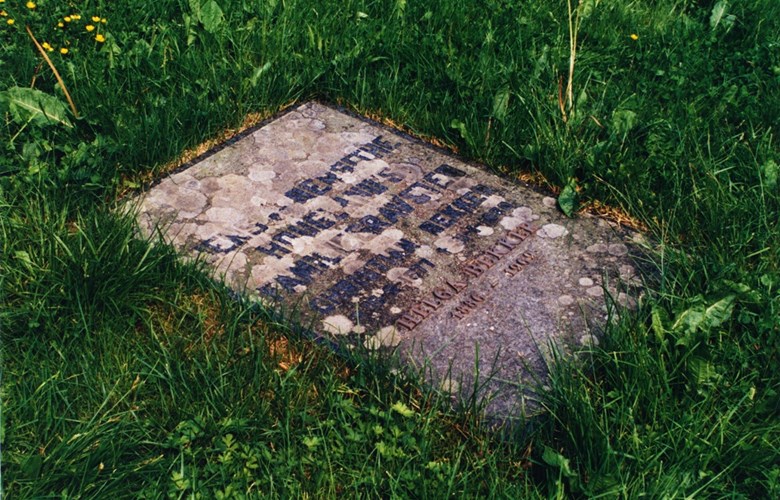 Gravminnet på "Jens og Birgithe Hougland's familiegravsted" i Holmedal.