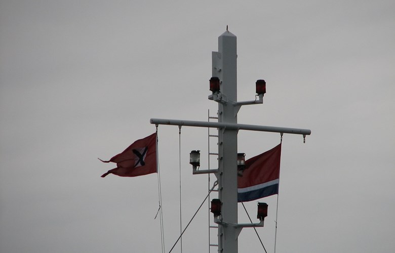Fylkesbaatane sitt flagg, og Fjord 1 sitt, side om side på ei av ferjene til Fjord 1 Fylkesbaatane sommaren 2008.