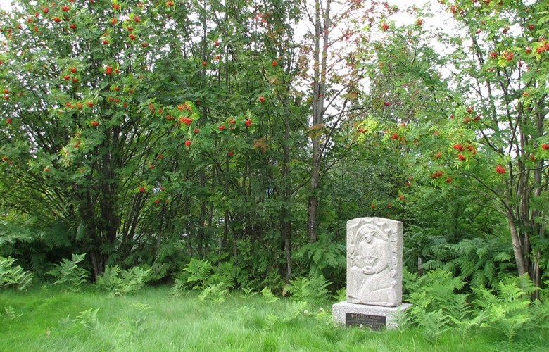 Minnestein på den gamle kyrkjegarden i Rutledal.