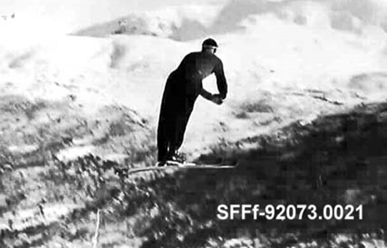 Med knekkstil til 58 meter. Skihopparen Pål K. Seljeset, Hornindal, i Siklebakken i Hornindal i 1948.