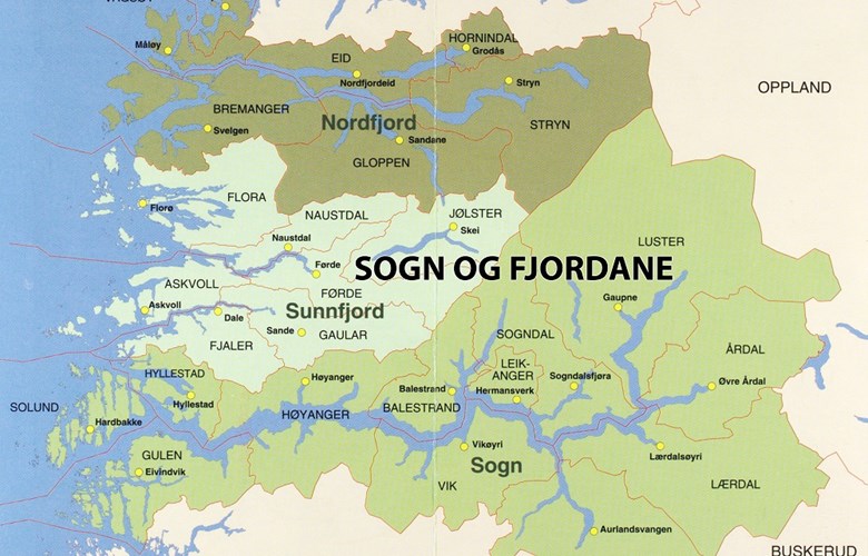 Sogn og Fjordane fylke 2002/2008. Gule sirkelfelt viser kommunesentra. Kartet viser også dei gamle fogderia Sogn, Sunnfjord og Nordfjord.