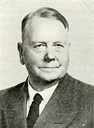 Artikkelforfattaren, lektor Wilhelm Kvalheim (1877-1949), fødd og oppvaksen nord på Vågsøyna. Han var lærar i Selje og Stryn før han vart lektor ved Volda lærarskule. I 1905 var han redaktør i <i>Nordre Bergenhus Amtstidende</i> (Florø).