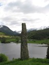 Bautasteinen sett mot aust, mot Føllingvatnet, indre Følling og Eldalsdalen. Steinen er om lag 230 cm over bakken.