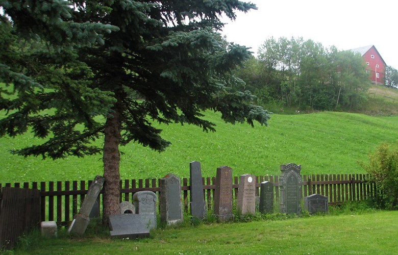 Eit titals gravsteinar står attmed kyrkjegardsgjerdet ved Hegge kyrkje. Ein av dei er minnesteinen som tidlegare stod på grava til Peder A. Mundal frå Fjærland.