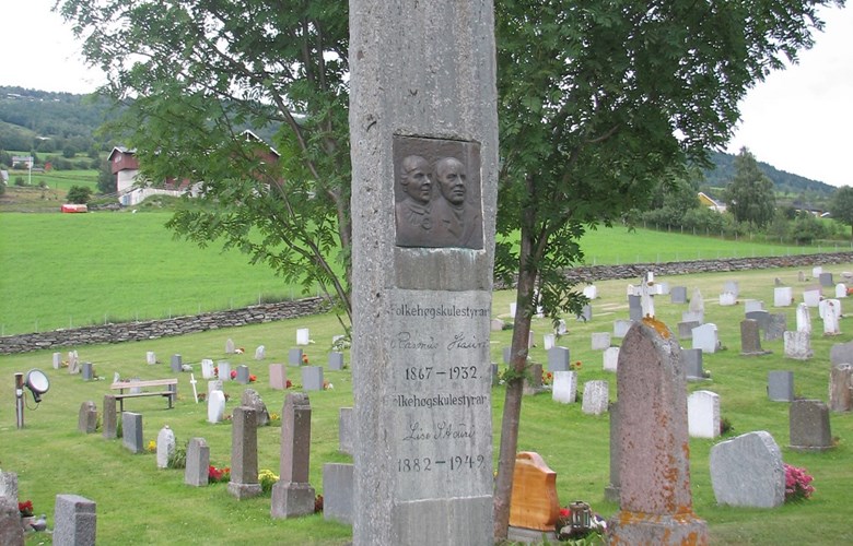 Minnesteinen over Rasmus og Lise Stauri ved Fron kyrkje i Gudbrandsdalen. Innskrift på baksida: Reist av vener 1934