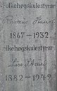 Minnesteinen over Rasmus og Lise Stauri ved Fron kyrkje i Gudbrandsdalen, reist 1934. Minnesteinen sjølv vitnar om at det som opphavleg var minnestein over ein person, seinare vart utvida til å bli minnestein over to personar; - reist i 1934, bronserelieffet er signert 1954, siste årstalet i innskrifta er 1949.