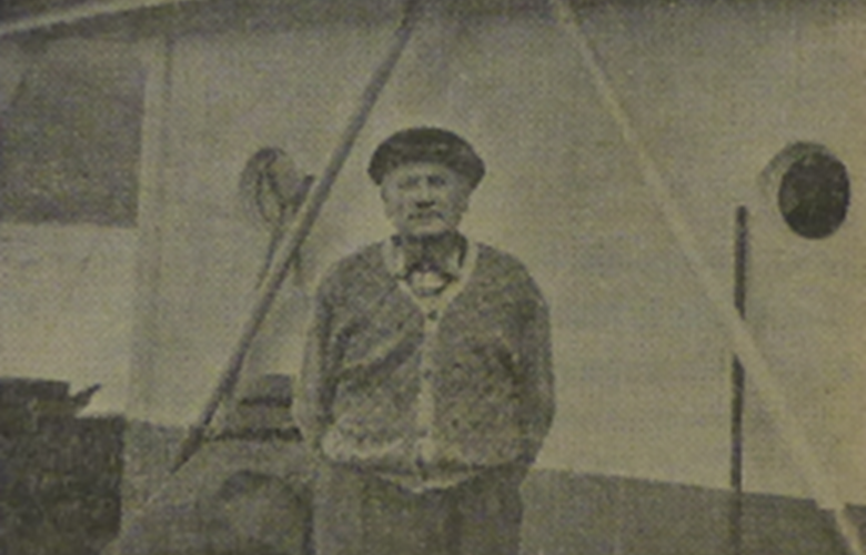 Andreas Tansø (1876-1963) om bord på MS «Fresvik». Biletet stod i avisa Sogn og Fjordane 5. august 1963, dagen etter at han omkom då «Fresvik» blei pårend og sokk i skipsleia eit kort stykke nordom Florø.