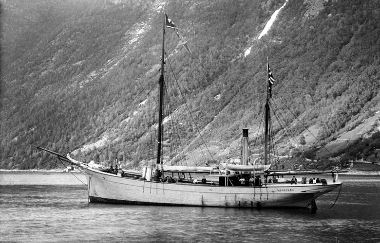 Dampskipet «Vangsnæs», ferdig våren 1904, til ankers på Vikjabukta i Vik, i lys farge med  namnet VANGSNÆS på skansekledningen akter. Båten var bygd som to-masta skonnert, rigga  for seglføring, og utstyrt med ei 80 HK dampmaskin. Eit anna bilete teke i Kinsedalen viser båten i mørkare farge (meir praktisk farge), utan namn på skansekledningen og utan utstyr for seglføring. Ingen av bileta har eksakt datering, men biletet på Vikjabukta må vera teke før biletet i Kinsedal. Det er rimeleg å tenkja seg at seglføring var upraktisk i rutefart på Sognefjorden, og at «Vangsnæs» difor kvitta seg med segla etter kort tid.