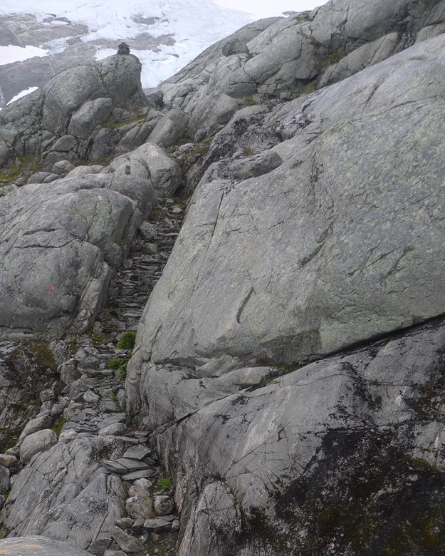 Trapp av stein i berget.