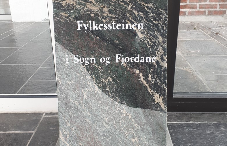 Fylkessteinen til Sogn og Fjordane fylke (1763-2020), ved inngangsdøra til Fylkeshuset på Hermansverk.