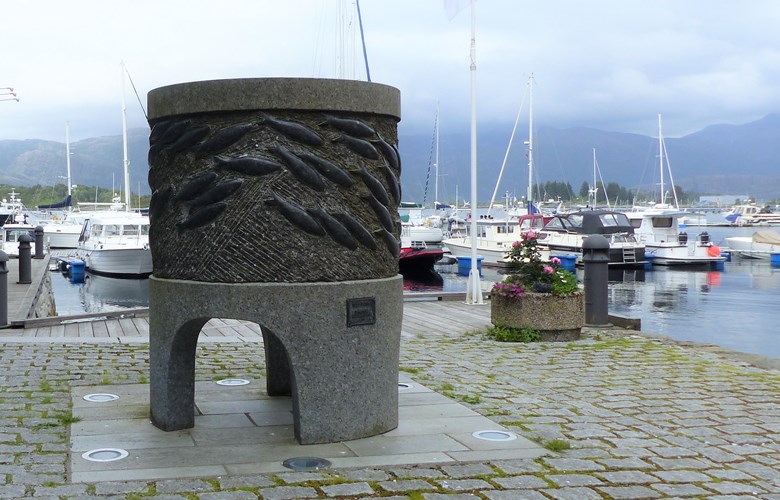 Sildestim-statuen i Florø, laga av Hjalmar Lothe, og sett opp 2013.
