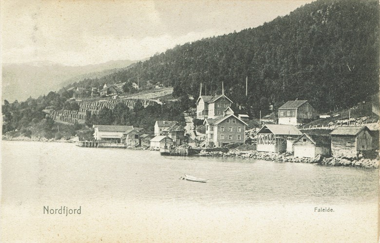 Faleide kring 1900. Ved bryggja nærast ligg dampbåten «Faleide» til kai.