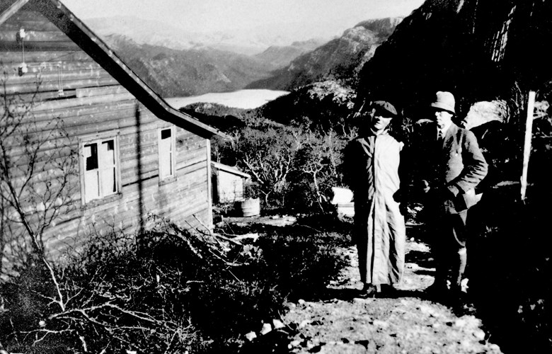 Lækjaren vitjar pasientar med spanskesjuka ved Kneikevatnet i Svelgen i 1918. Personane på biletet er ukjende.