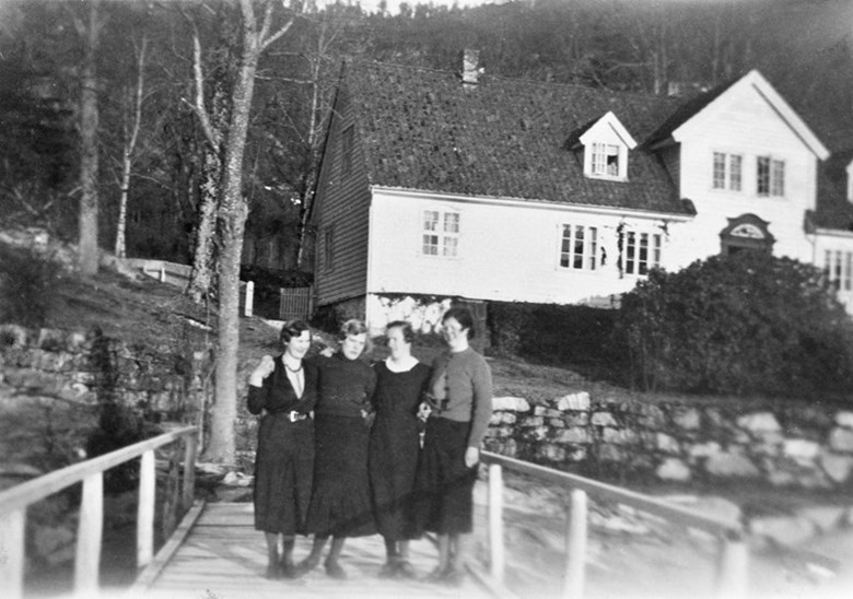 Husmorskulen i Lavik var unik i fylket, fordi den vart starta som eit kommunalt føretak som først seinare vart overteken av fylket.
